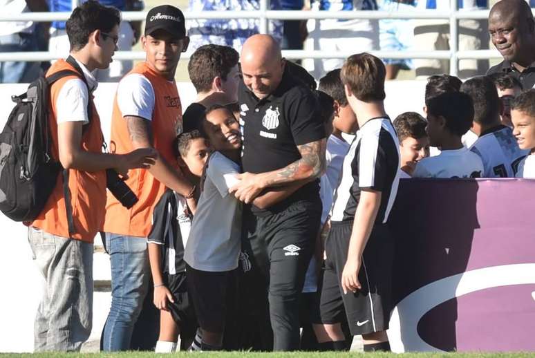 Sampaoli foi tietado por crianças antes de CSA 0 x 0 Santos, em Maceió (Ivan Storti)