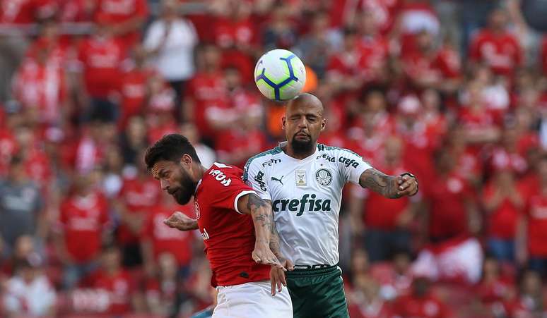 Felipe Melo disputa bola com o jogador Rafael Sorbis, do Internacional, durante partida válida pela 22ª rodada do Campeonato Brasileiro.