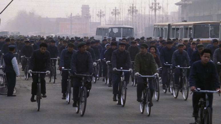 Uma imagem comum de Pequim em 1978: a avenida Chang An tomada por bicicletas