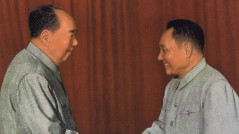 Deng Xiaoping rompeu com o caminho estabelecido pelo l&iacute;der da revolu&ccedil;&atilde;o, Mao (&agrave; esq.)