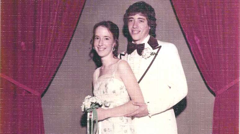 Chuck Raymond e sua ent&atilde;o namorada Linda est&atilde;o casados at&eacute; hoje