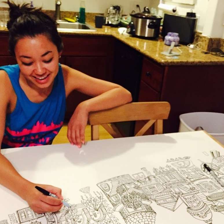 Chanel desenhando em sua casa em San Francisco, na Calif&oacute;rnia