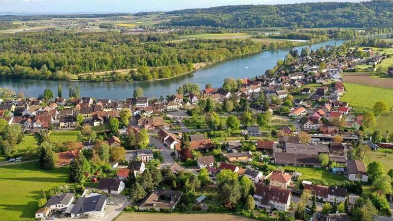 A cidade alemã de Büsingen am Hochrhein está totalmente cercada pela Suíça