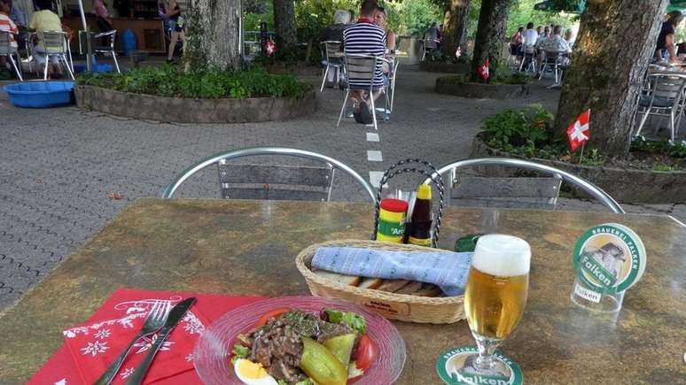 Uma linha no terraço do restaurante Waldheim marca a fronteira internacional, tornando possível jantar em dois países ao mesmo tempo