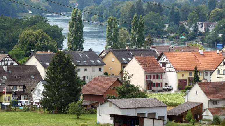 Os residentes de Büsingen geralmente recebem salários maiores do que seus compatriotas, mas pagam mais impostos do que seus vizinhos suíços