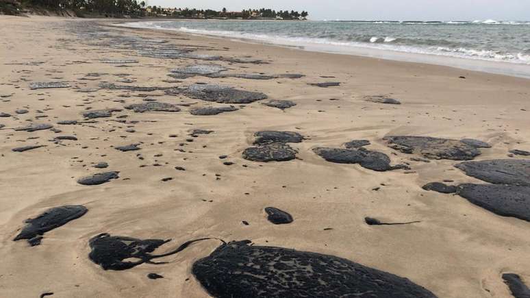 Manchas na praia de Tabatinga, município de Nísia Floresta (RN); origem da crise ambiental ainda é desconhecida