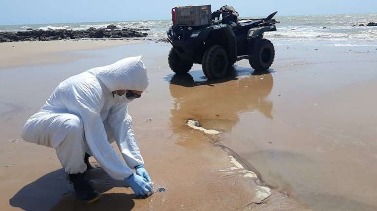 Equipe do PCCB-UERN monitorando praia; já são 112 localidades afetadas pelo óleo