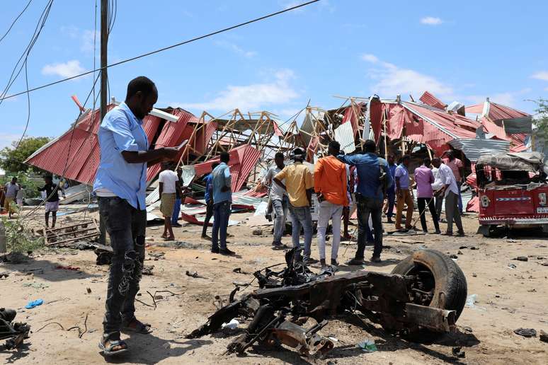 Somalis observam destrui&ccedil;&atilde;o provocada por ataque a comboio militar italiano em Mogad&iacute;scio
30/09/2019
REUTERS/Feisal Omar