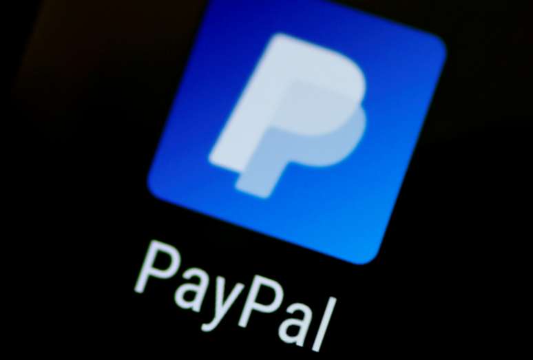 Logotipo do aplicativo do PayPal app num telefone celular. 16/10/2017.   REUTERS/Thomas White