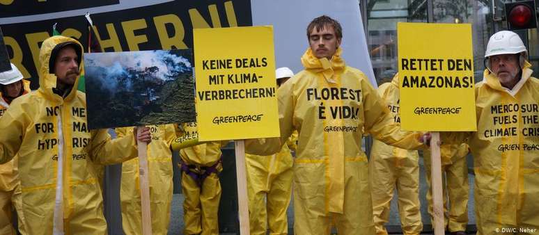 "Salvem a Amazônia", diz um dos cartazes erguidos pelos manifestantes nesta segunda-feira em Berlim