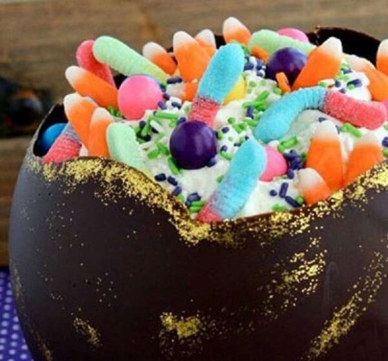 21. Bolo de Halloween feito com casca de chocolate e balas. Fonte: Pinterest