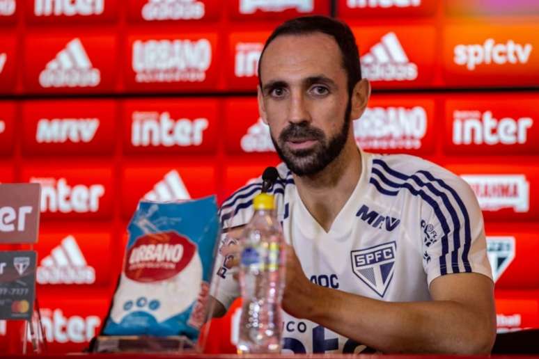 Juanfran concedeu entrevista coletiva na manhã desta segunda-feira (Foto: Van Campos/Fotoarena/Lancepress!)