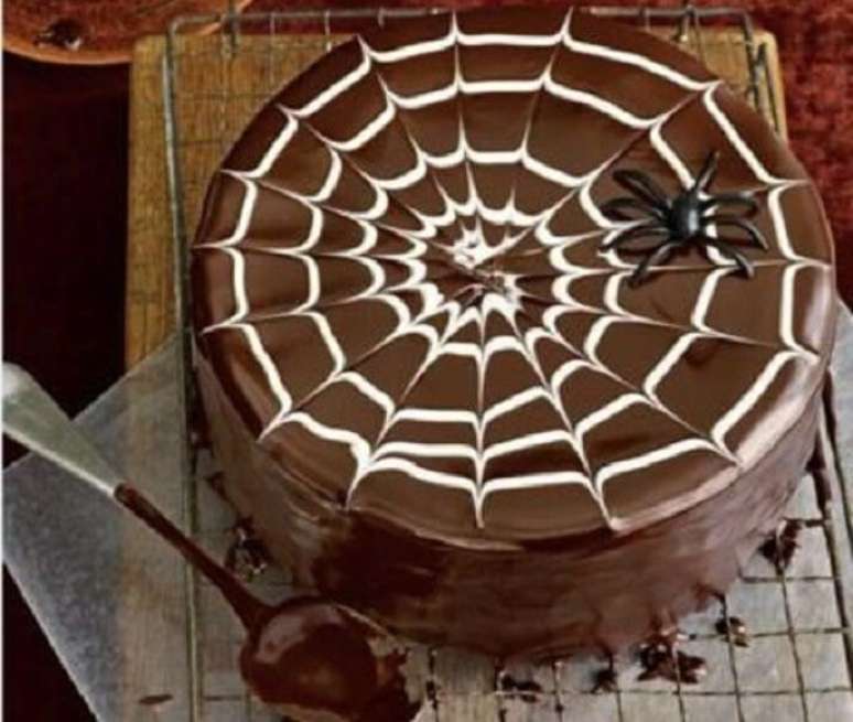 19. Bolo de Halloween feito de chocolate simula uma teia de aranha. Fonte: Pinterest