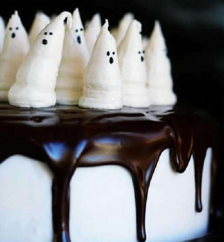 82. Bolo de Halloween com fantasmas feito de suspiro. Fonte: Pinterest