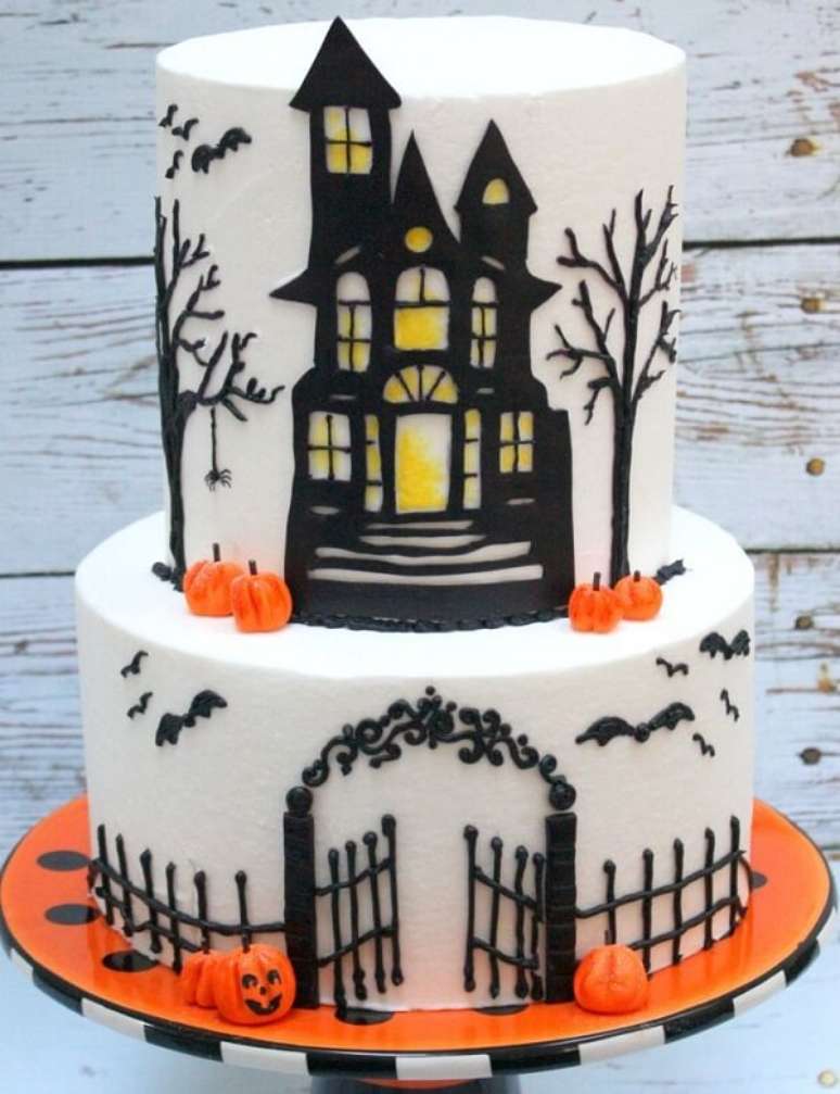 20. Bolo de Halloween de dois andares feito com pasta americana. Fonte: Pinterest