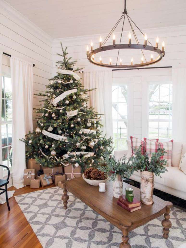 38. A &aacute;rvore enfeitada para a decora&ccedil;&atilde;o de natal para sala fica linda &ndash; Por: Great America Country