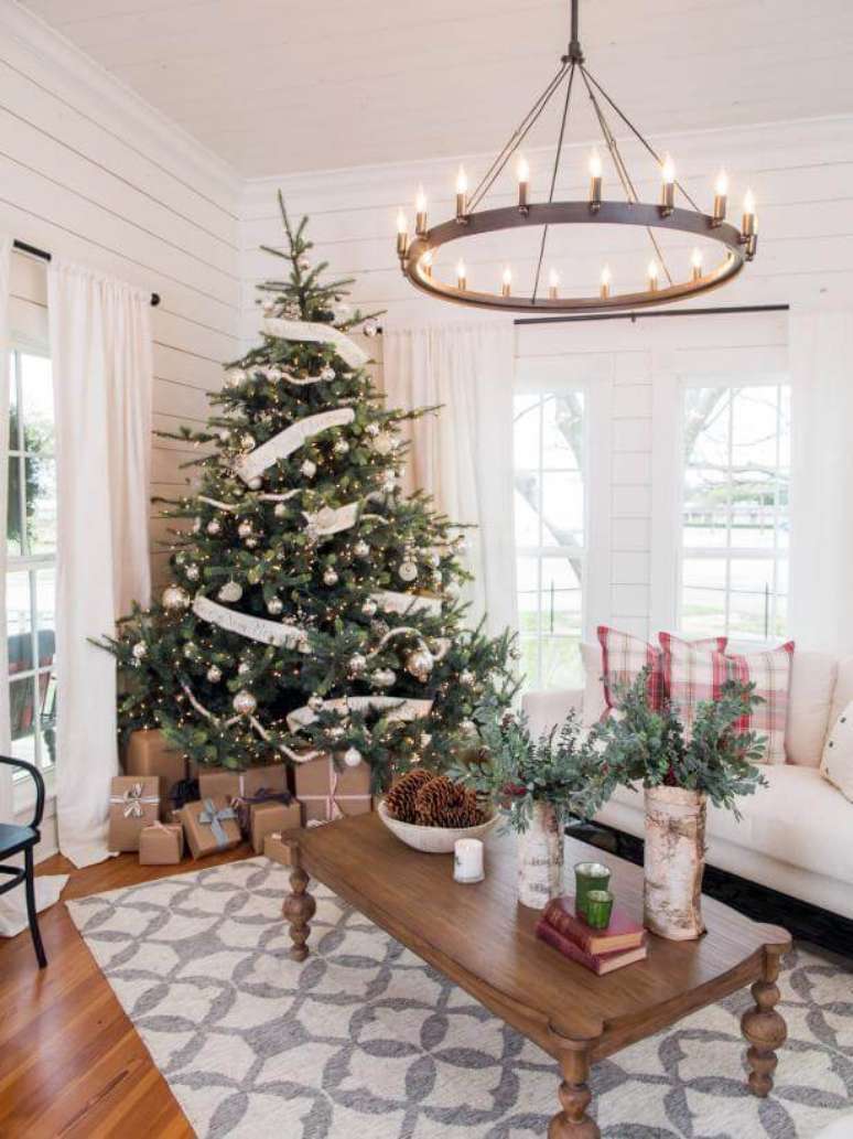 38. A árvore enfeitada para a decoração de natal para sala fica linda – Por: Great America Country