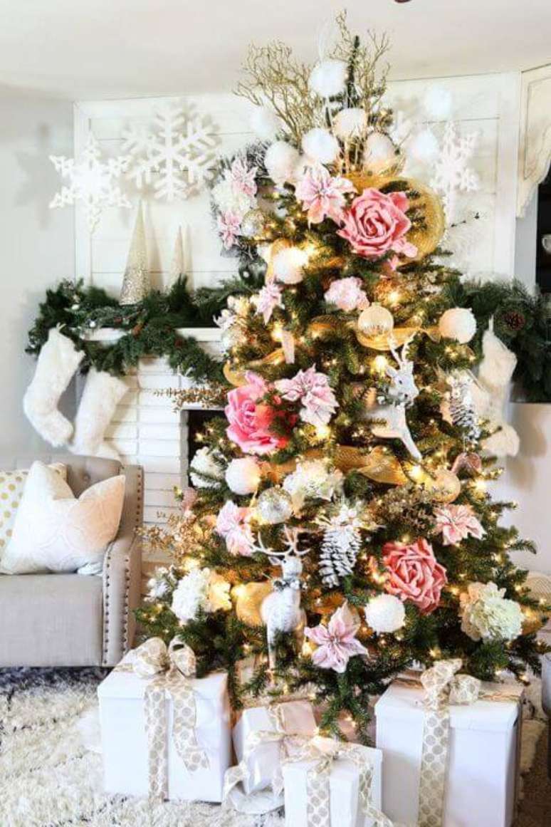 2. Árvore de natal com flores de papel para decoração de natal para sala de estar – Por: Country Living Magazine