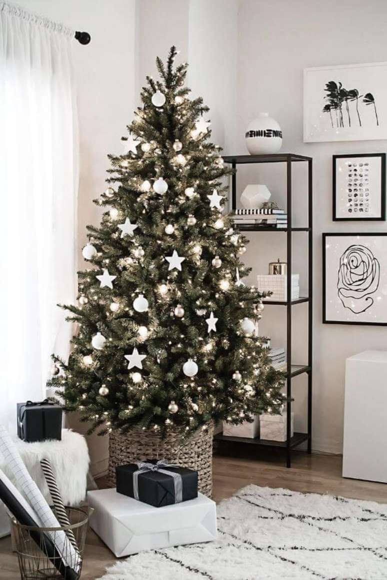 39. Invista em árvores lindas para a decoração de natal para sala de estar – Por: Delightful