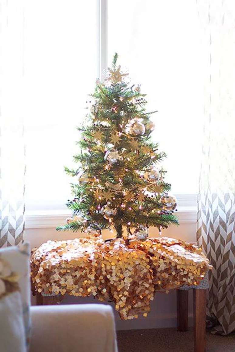 40. Escolha uma árvore de natal que seja de acordo com o tamanho da sua casa para usar na decoração de natal para sala – Por: Country Living Magazine