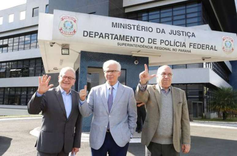 Baltasar Garzón (centro) visita Lula na cadeia, em Curitiba