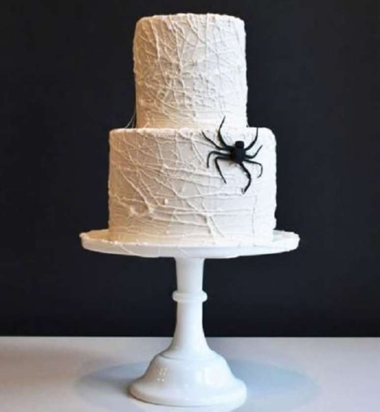 24. Bolo de Halloween assustador com creme branco e aranha. Fonte: Pinterest