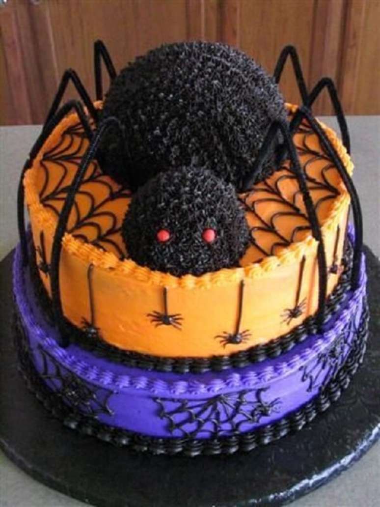 25. Bolo de Halloween com uma aranha gigante. Fonte: Pinterest