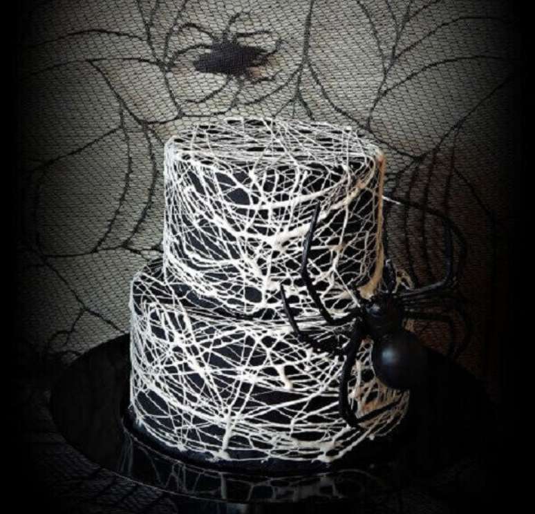 26. Bolo de Halloween em tons de branco e preto com aranhas. Fonte: Pinterest