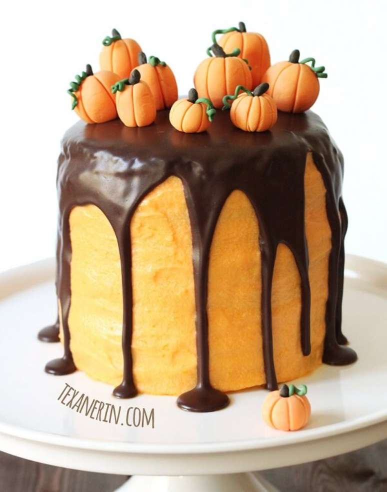 29. Bolo de Halloween simples com abóboras pequeninas. Fonte: Pinterest