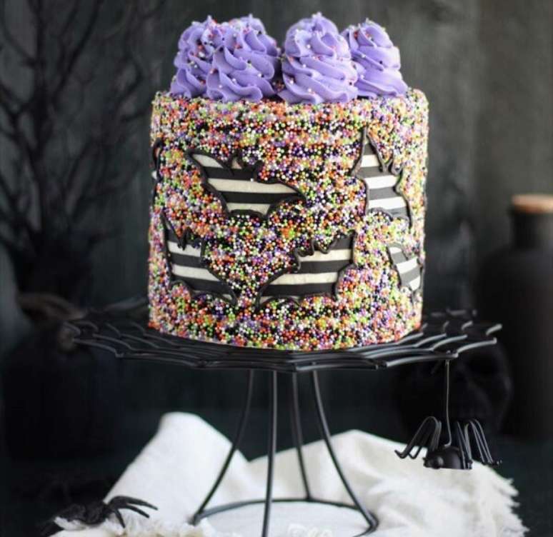 87. Bolo de Halloween com design delicado. Fonte: Pinterest