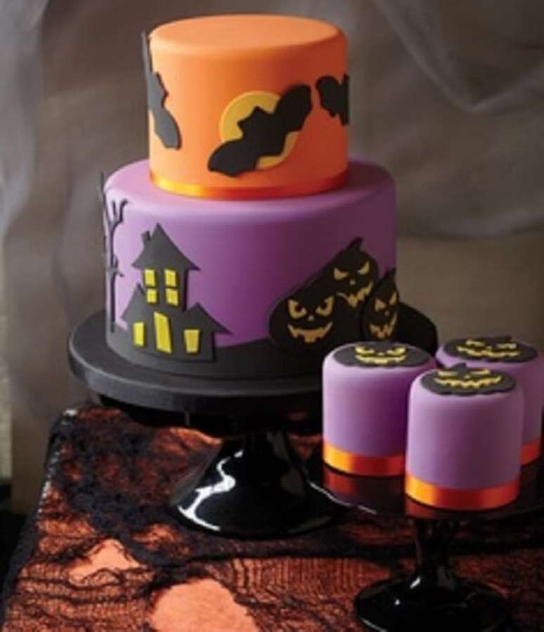 38. Bolo de Halloween feito com pasta americana traz elementos da tradição do dia. Fonte: Pinterest