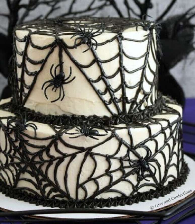 36. Bolo de Halloween simula uma grande teia de aranha. Fonte: Pinterest