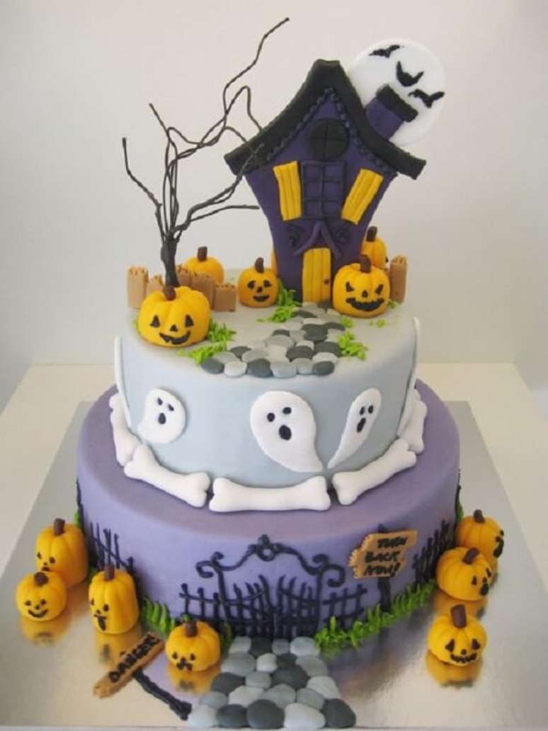 39. Bolo de Halloween feito com pasta americana criativo. Fonte: Pinterest