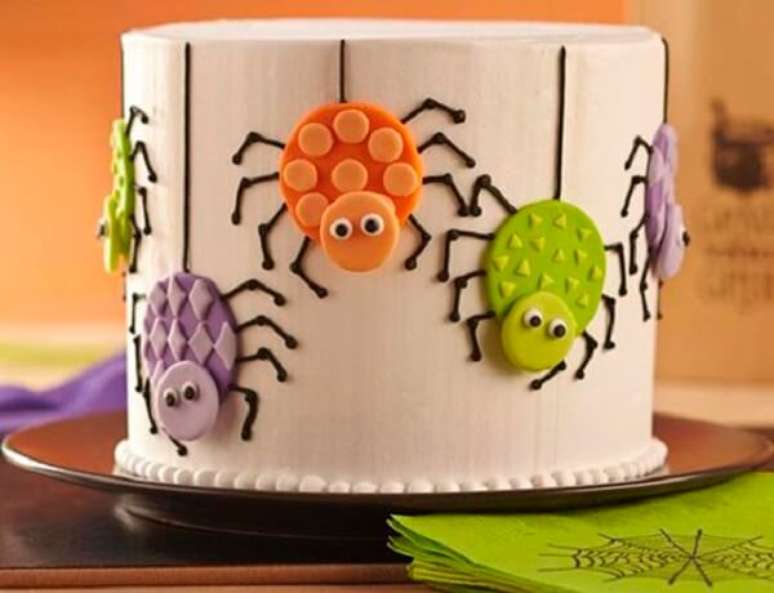 43. Aranhas super fofas complementam a decoração desse bolo de Halloween. Fonte: Pinterest