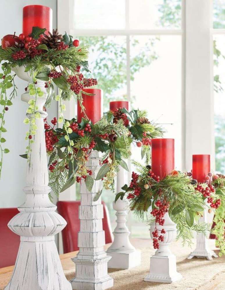 4. Ilumine a sua decoração de natal para sala com velas vermelhas – Por: Pinterest