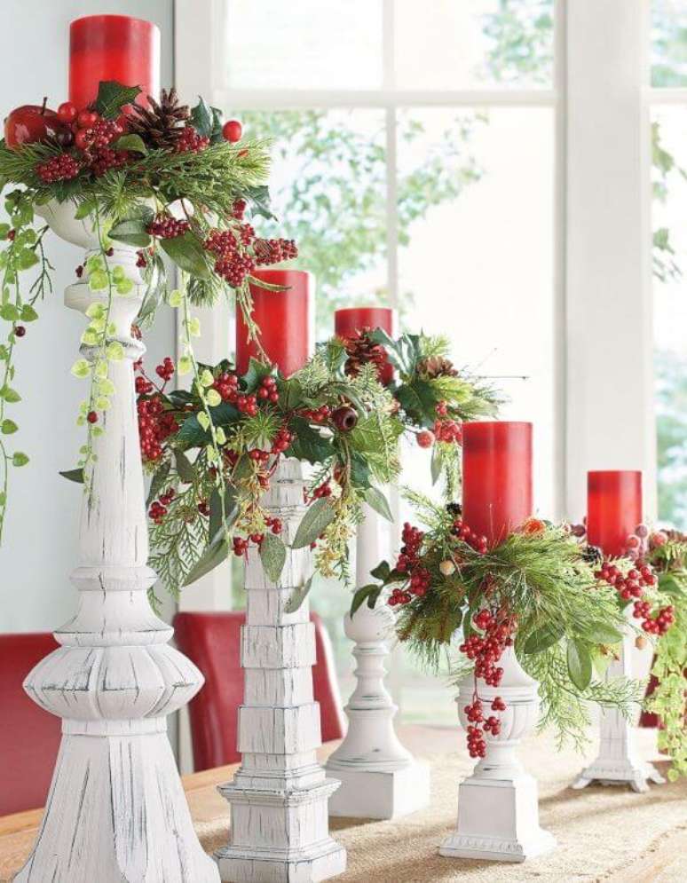 4. Ilumine a sua decora&ccedil;&atilde;o de natal para sala com velas vermelhas &ndash; Por: Pinterest