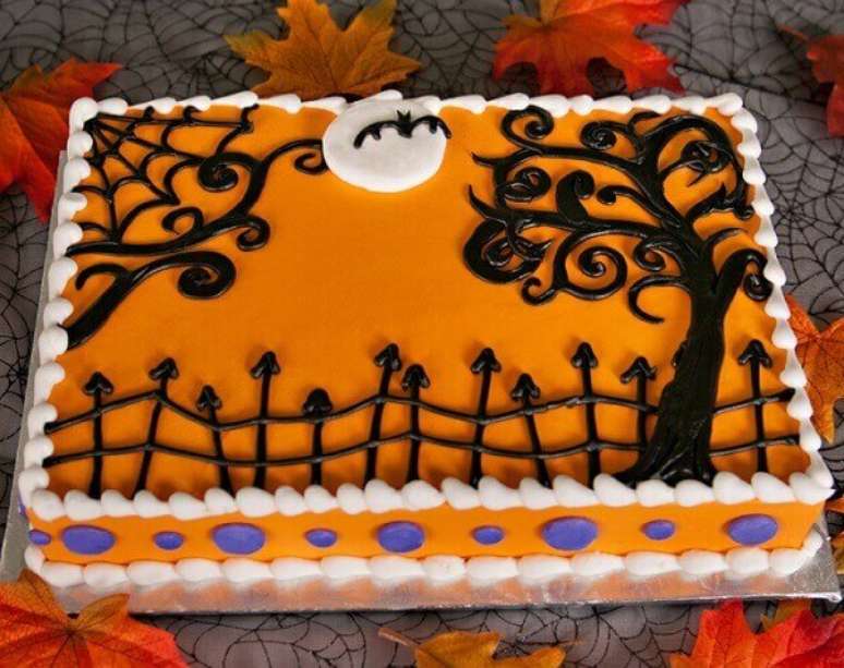 44. Bolo de Halloween retangular com massa laranja. Fonte: Pinterest