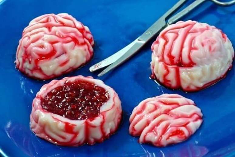 7. Cérebro feito com gelatina vermelha. Fonte: Casa e Festa