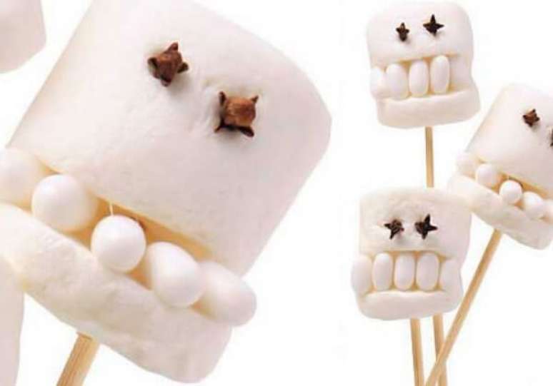 5. Caverinhas feitas com marshmallow branco e cravo no palito. Fonte: Casa e Festa