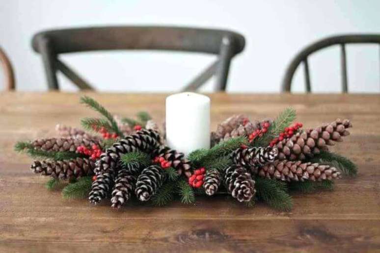 44. Decora&ccedil;&atilde;o de natal com plantas e velas &ndash; Por: Pinterse t