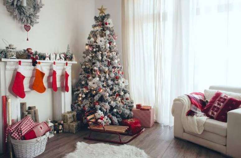 53. Capriche na decoração de natal para sala de estar – Por: Easy Porperty