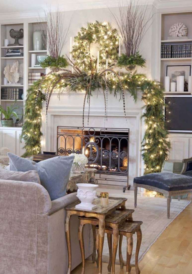 3. Use as plantas e luzes para iluminar a decoração de natal para sala de estar – Por: Pinterest