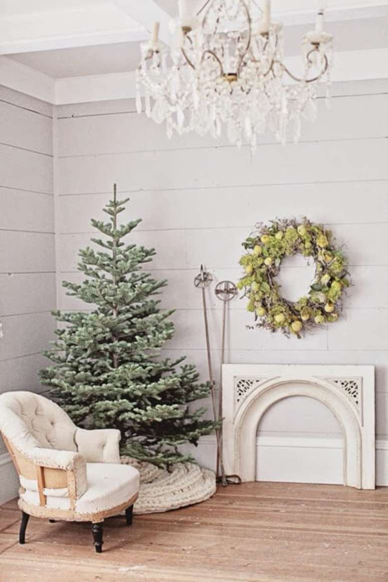 54. A decora&ccedil;&atilde;o de natal para sala de estar clean &eacute; cl&aacute;ssica e linda! &ndash; Por: Dreamy Whites