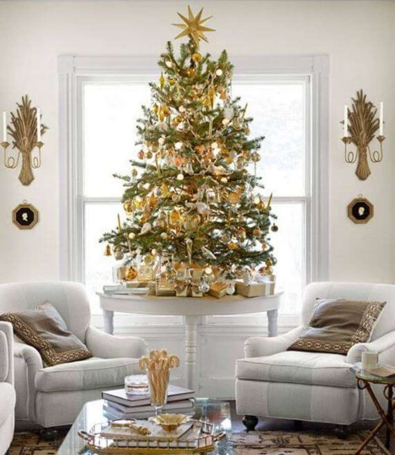 9. Aposte na decoração de natal para sala de estar com detalhes em dourado, fica lindo! – Por: Pinterest