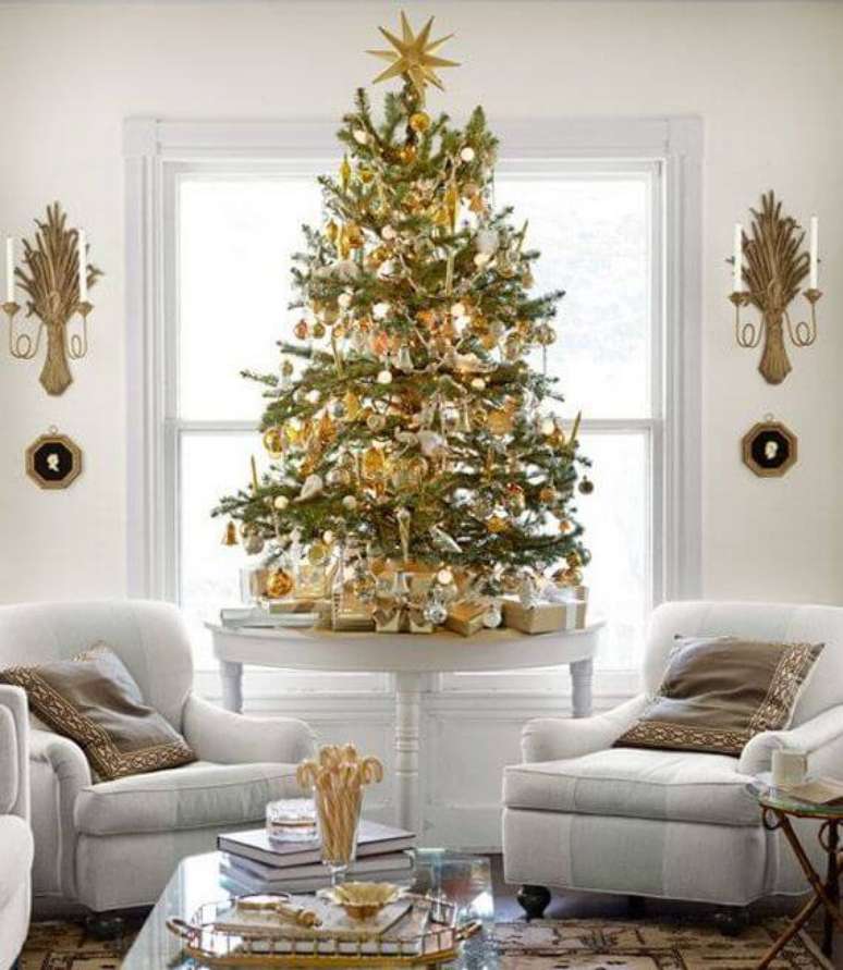 9. Aposte na decora&ccedil;&atilde;o de natal para sala de estar com detalhes em dourado, fica lindo! &ndash; Por: Pinterest