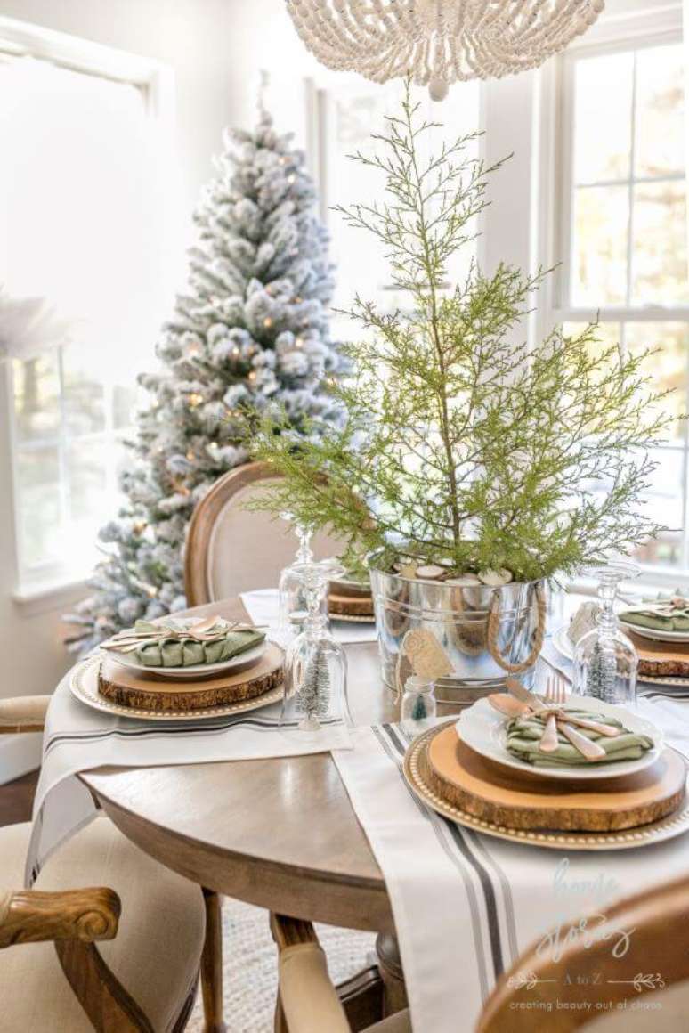 8. A decora&ccedil;&atilde;o de natal para sala de estar &eacute; simples e pode ser linda para seu ambiente elegante &ndash; Por: Home Stories