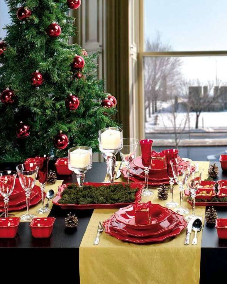 7. Aparelho de jantar vermelho combinando com a decora&ccedil;&atilde;o de natal para sala &ndash; Por: Pinterest