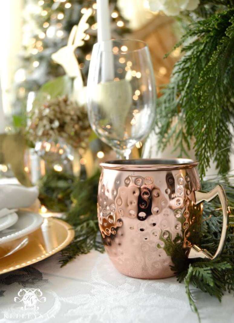 11. A caneca de bronze é uma linda opção para decoração de natal para sala de jantar – Por: Pinterest