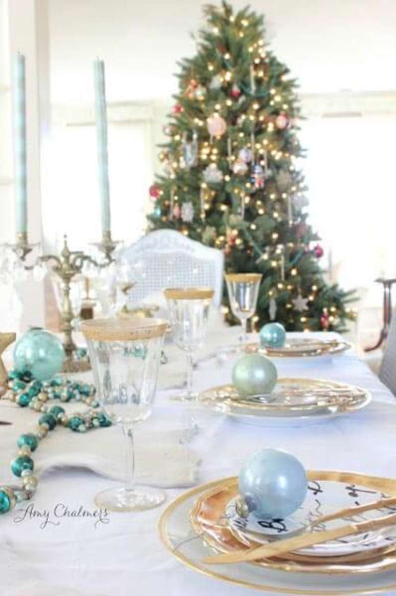 12. Decoração de natal para sala de jantar com enfeites em azul – Por: Amy Chalmers