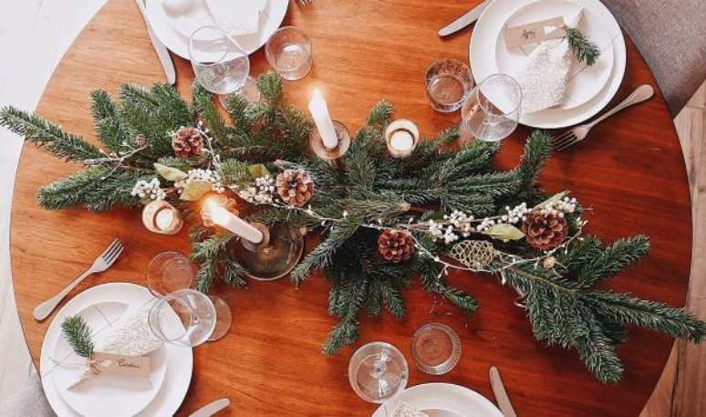 13. Decoração de natal para sala de jantar com folhas artificiais e velas – Por: Skandiblog